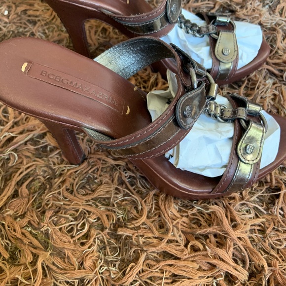 ✨ Y2K BCBG PUMP HEELS ✨ - Picture 2 of 3